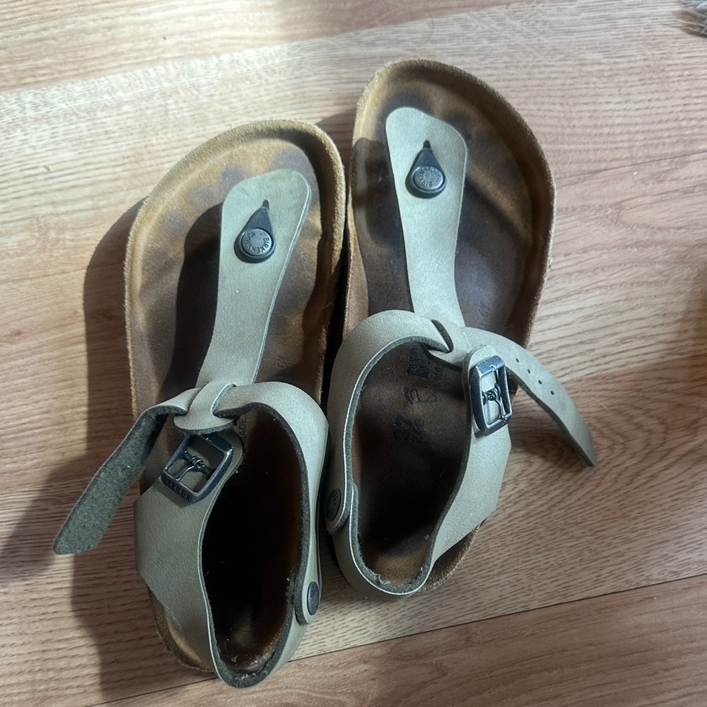 Birkenstock women’s Tan Leather Toe-Post Sandals with Buckle Strap